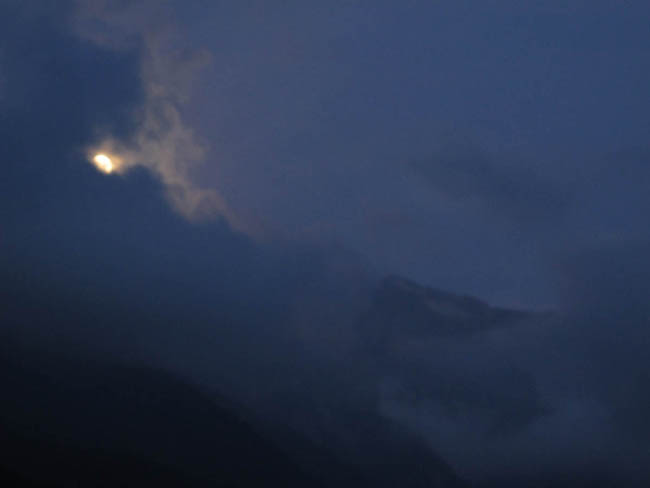 Mond über dem Adamello-Gebirge