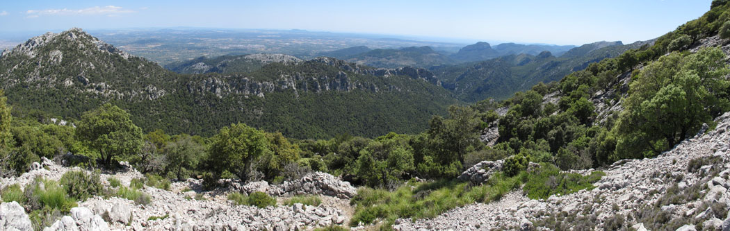 Blick Richtung Landesinnere von Mallorca kurz unterhalb des Gipfles vom Puig Massanella