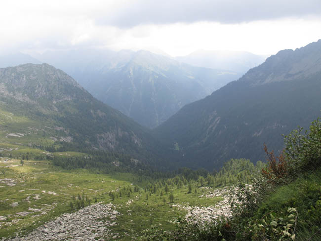 Blick ins Tal und Grün zwischen Passo Dernal und Passo del Termine