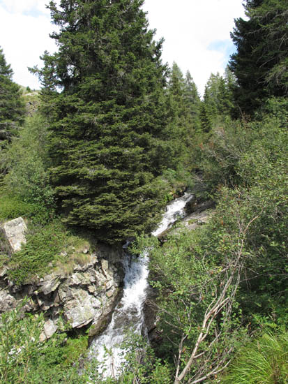 Den Wasserfall Richtung Malga Ravenola links lassen