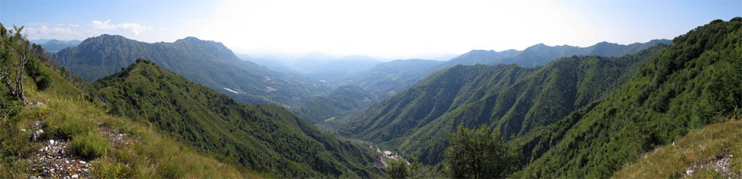 Panorama auf dem 3V vom Punta die Reai (1.350m) Richtung Westen über die grünen Hänge.